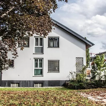 Pouringraz Fuer Kunst- Und Tennisliebhaber Appartamento