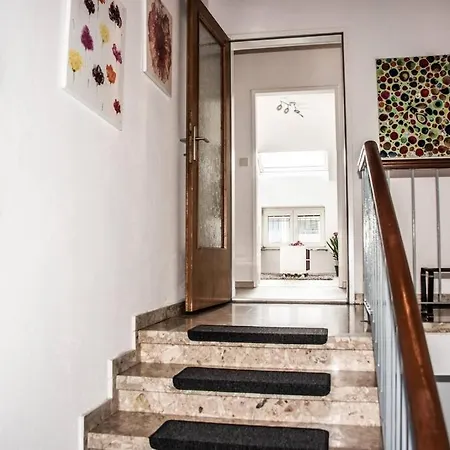 Pouringraz Fuer Kunst- Und Tennisliebhaber Apartmán *