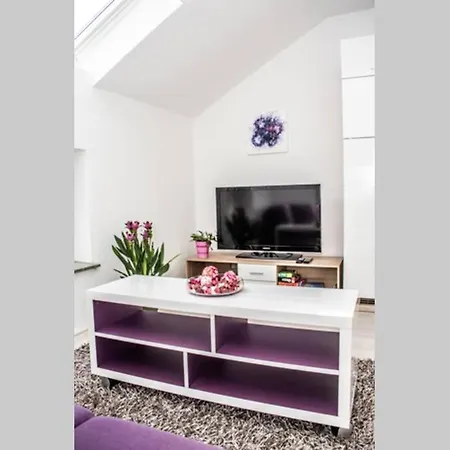 Appartement Pouringraz Fuer Kunst- Und Tennisliebhaber *