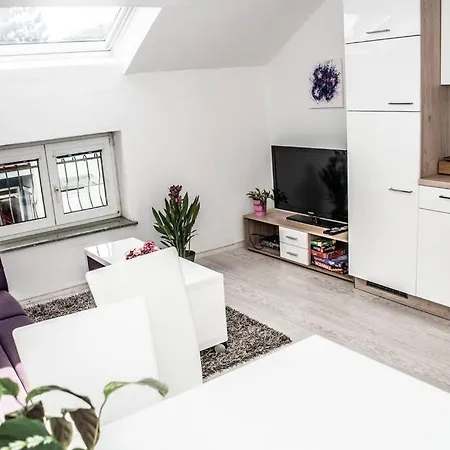 Pouringraz Fuer Kunst- Und Tennisliebhaber