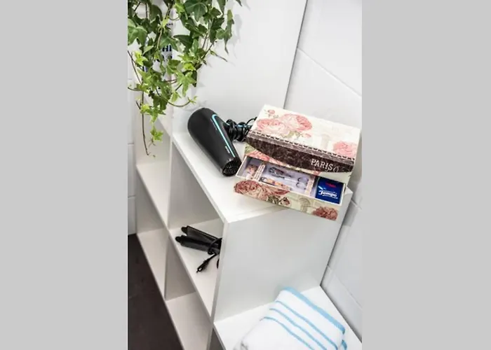 Pouringraz Fuer Kunst- Und Tennisliebhaber