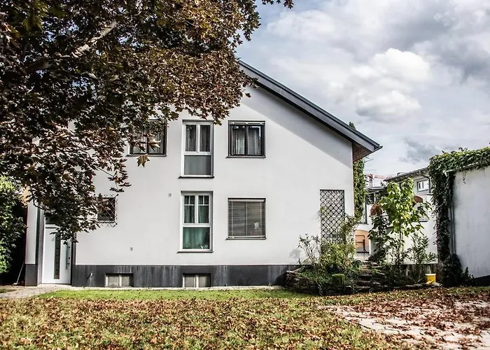 Pouringraz Fuer Kunst- Und Tennisliebhaber Apartament